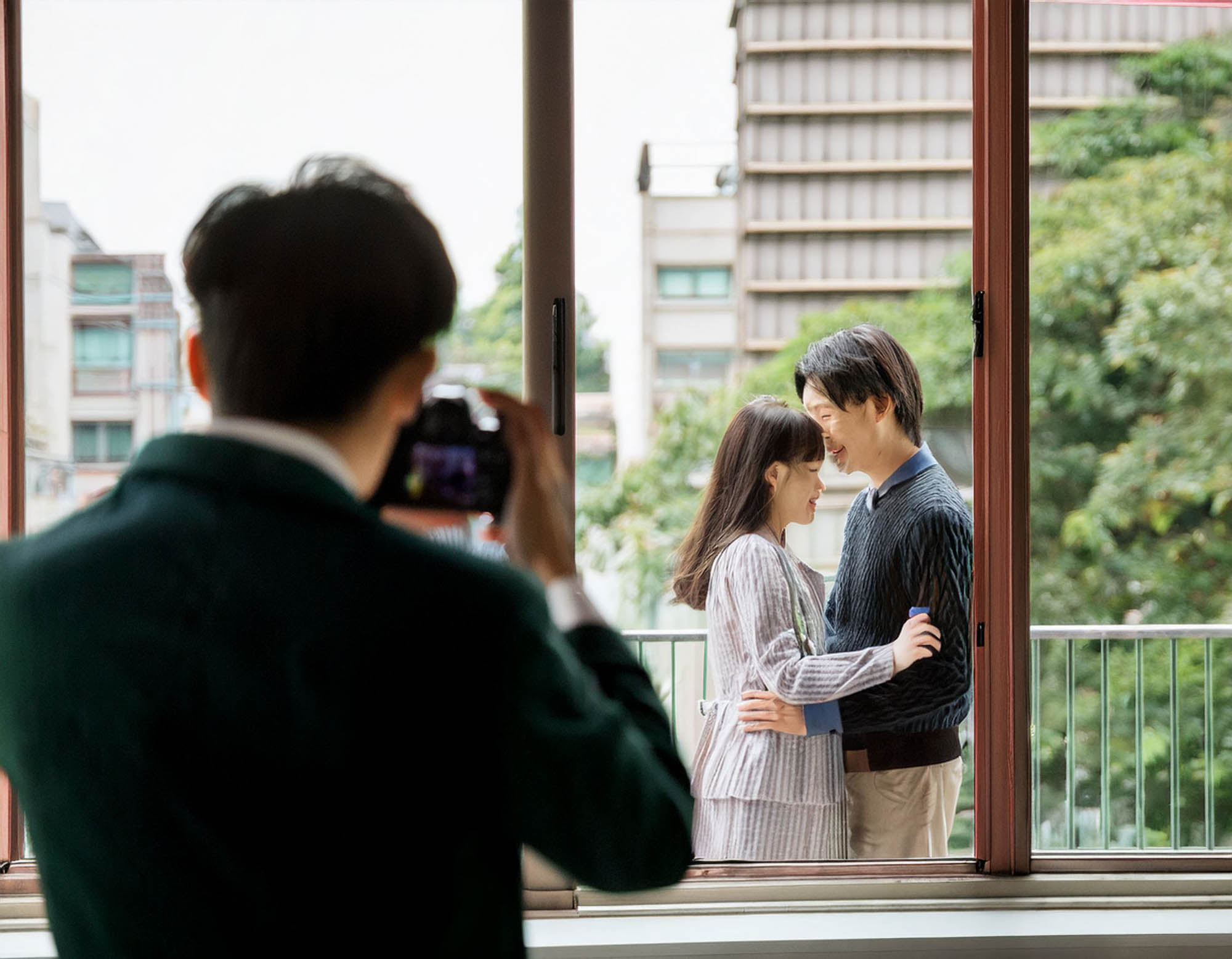浮気現場を撮影する探偵