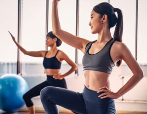 ヨガでダイエットする女性