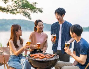 仲良く話す男女