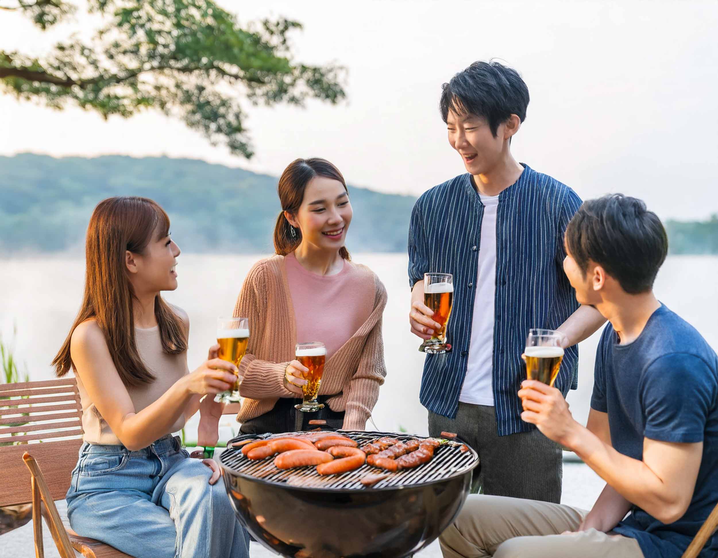 仲良く話す男女