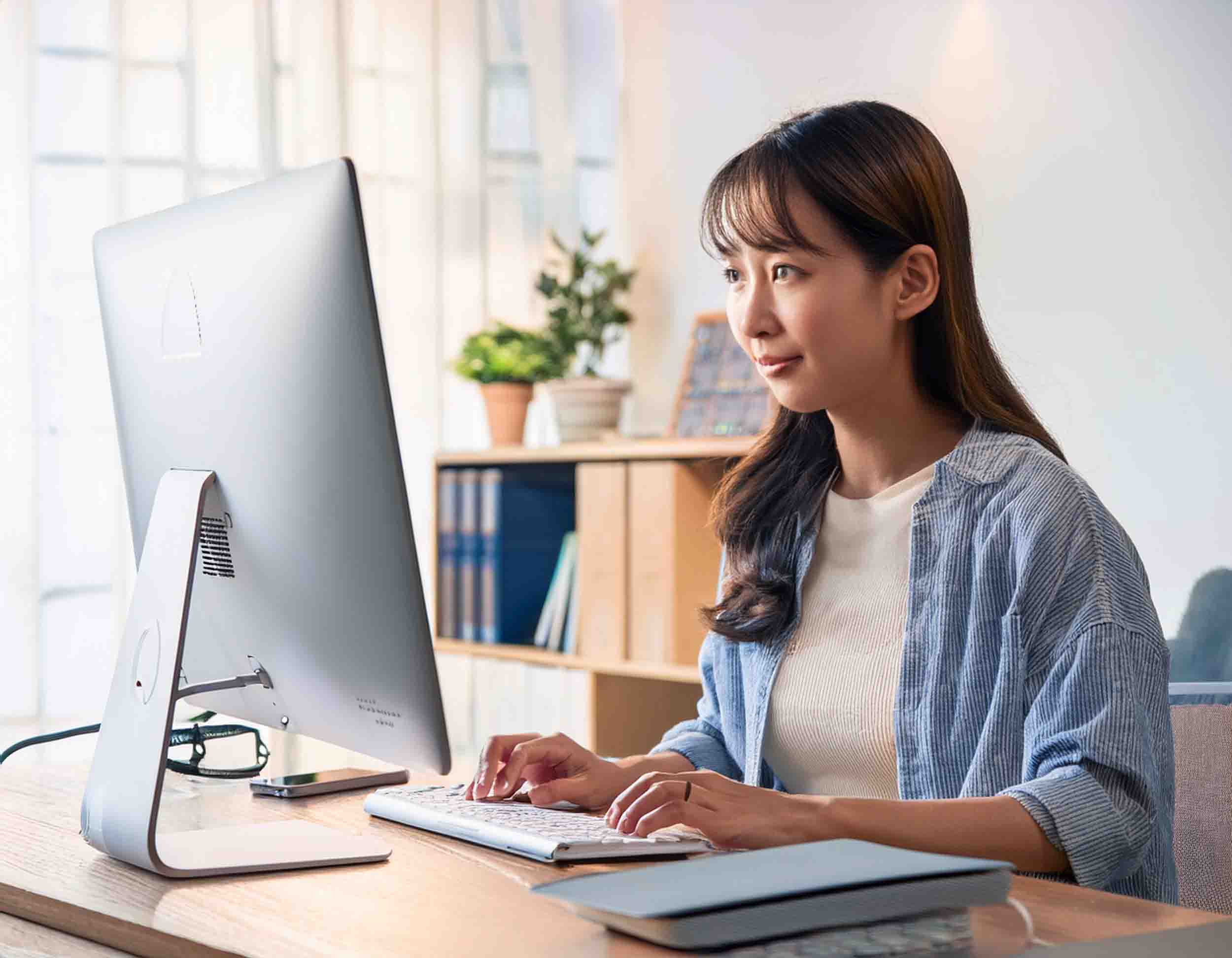 パソコンでタイパを意識しながら作業をする女性