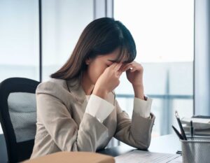 オフィスで落ち込んでいる女性