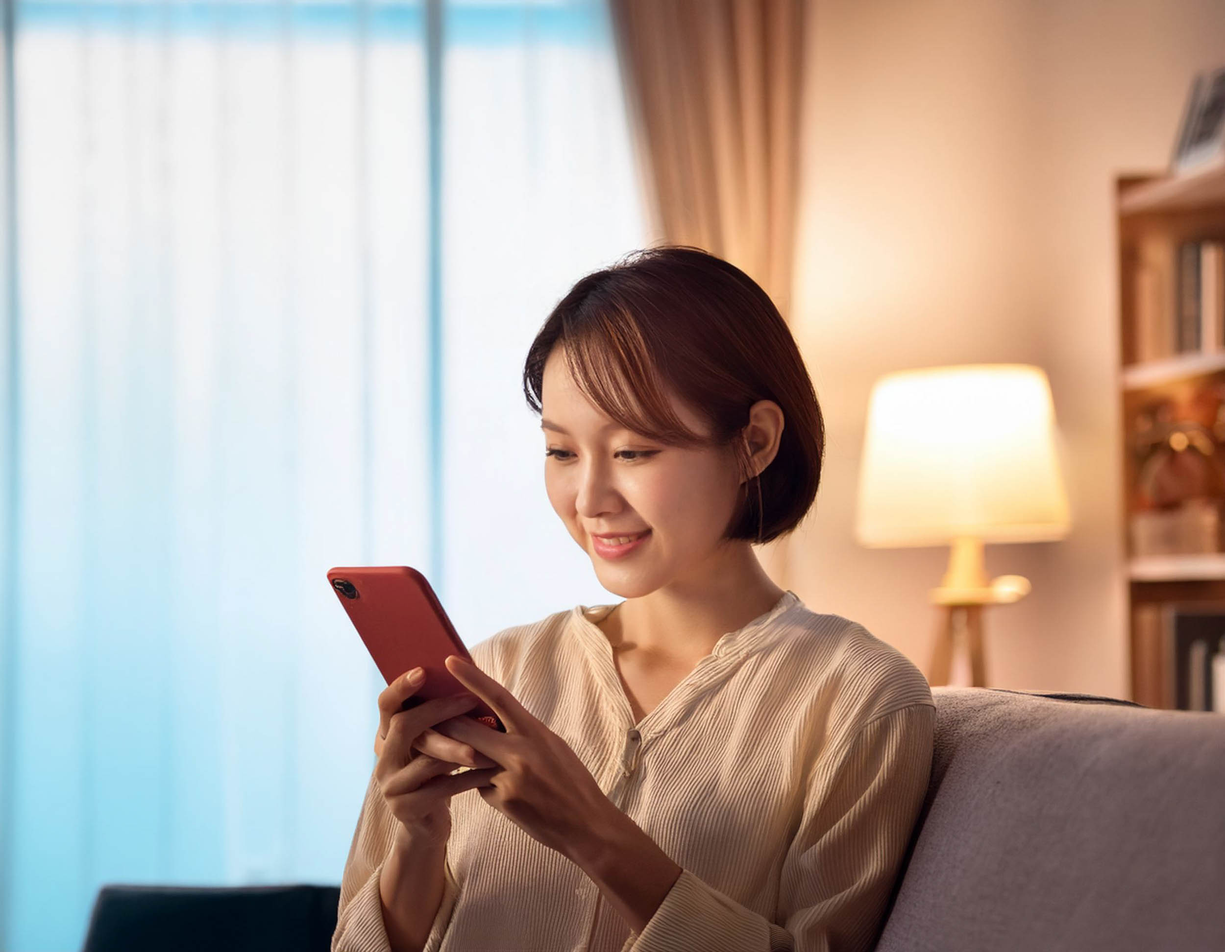 スマホで動画を見て楽しむ女性