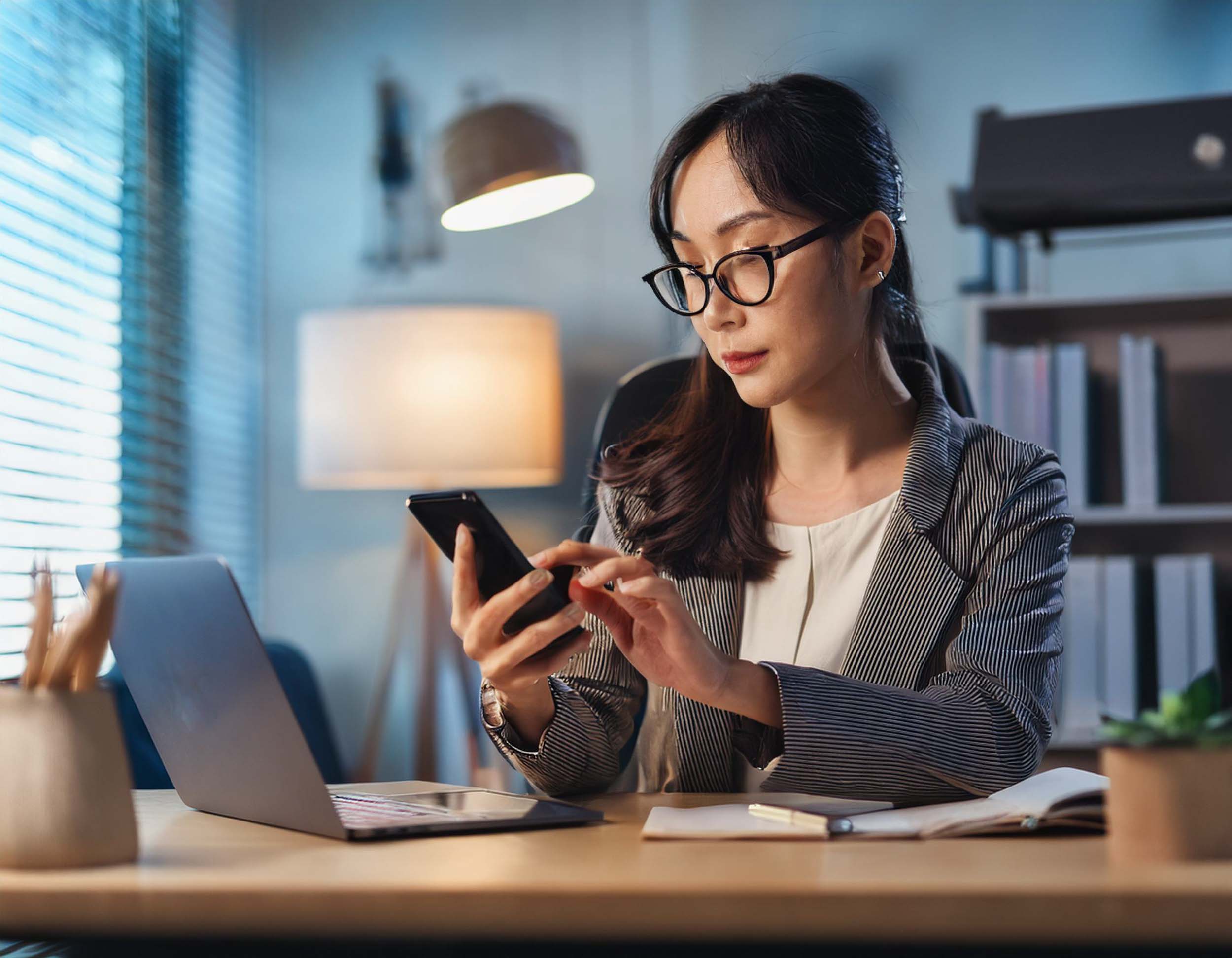 スマホで回答する女性
