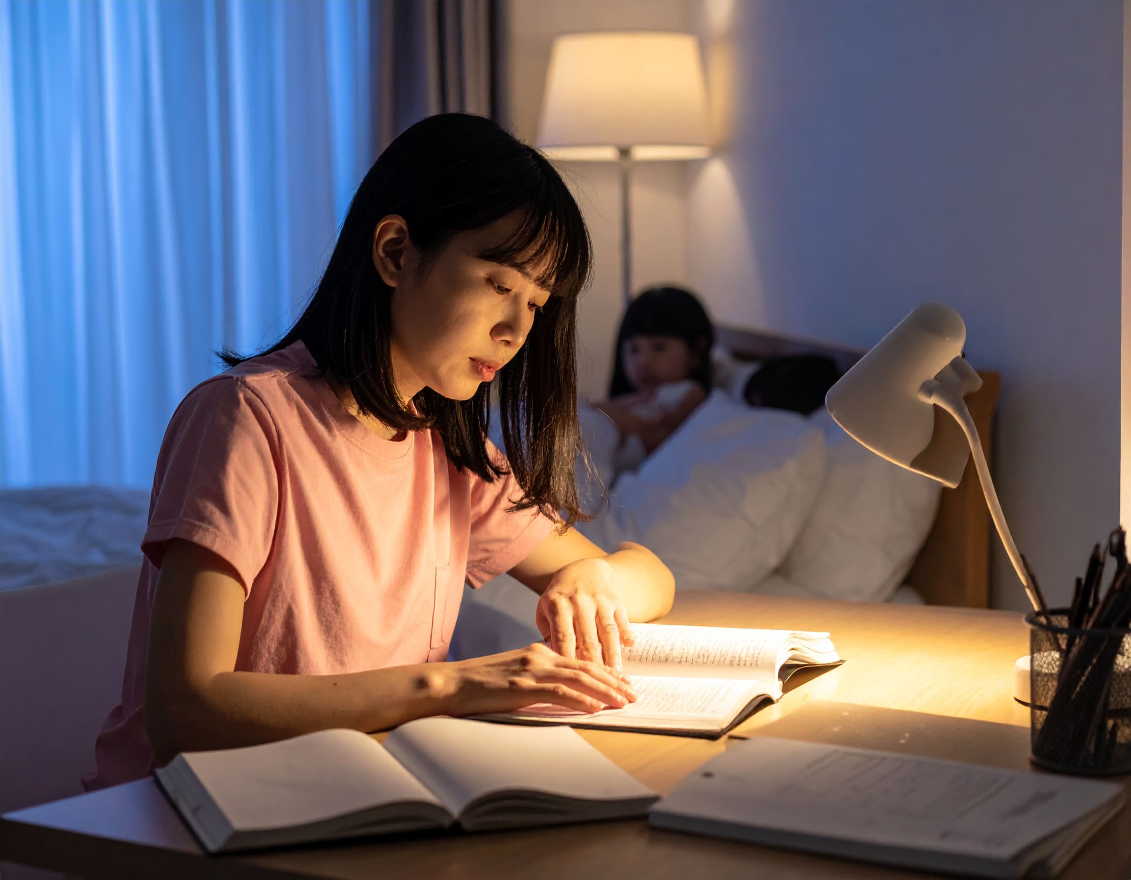 リスキリングとして仕事後に学び直しする女性