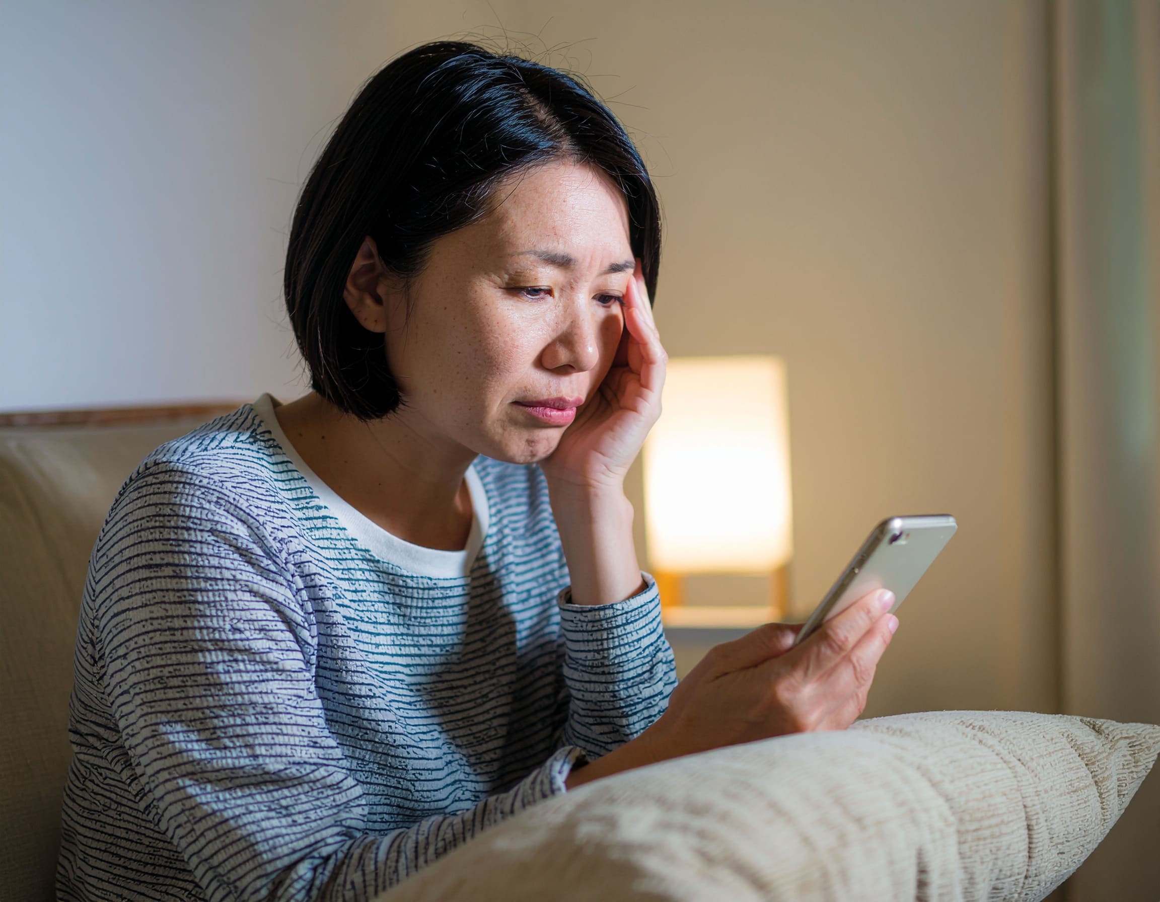 悩む女性
