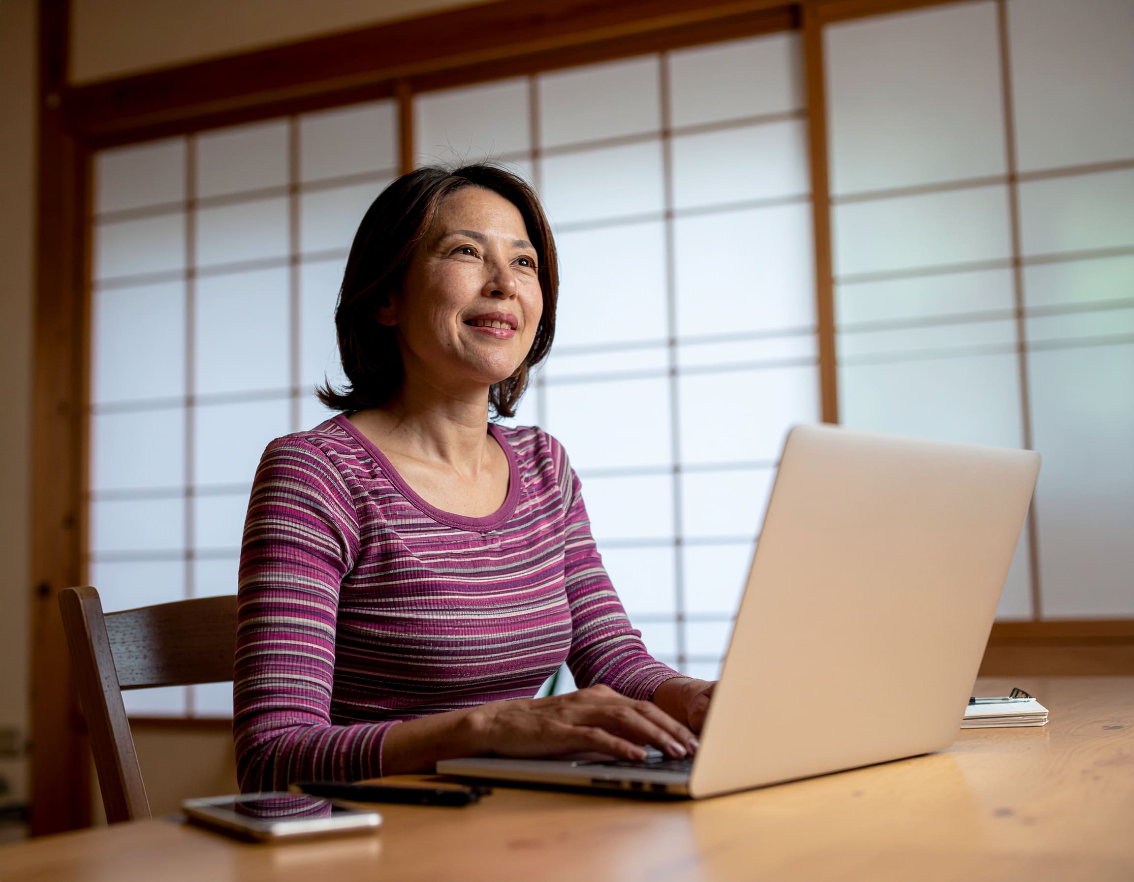 自宅で勉強する女性