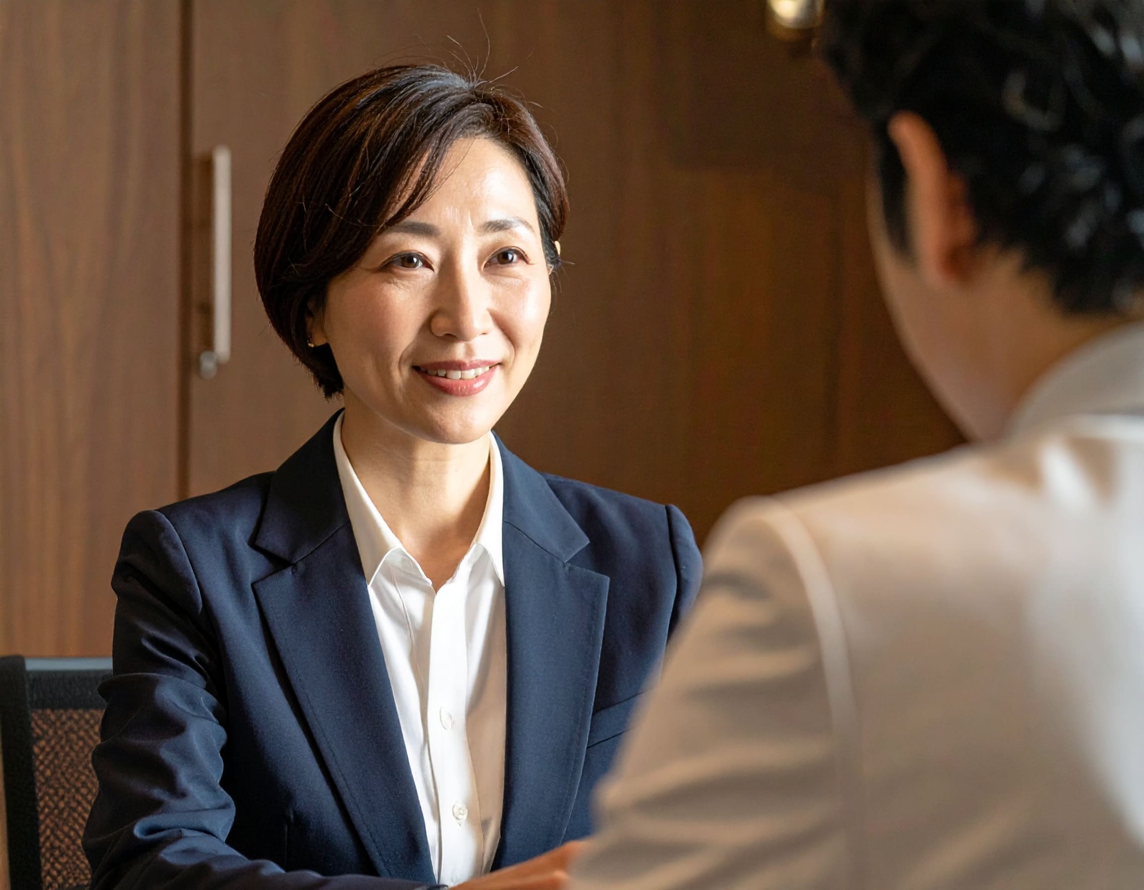 面接する女性