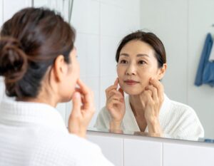 スキンケアをする50代女性