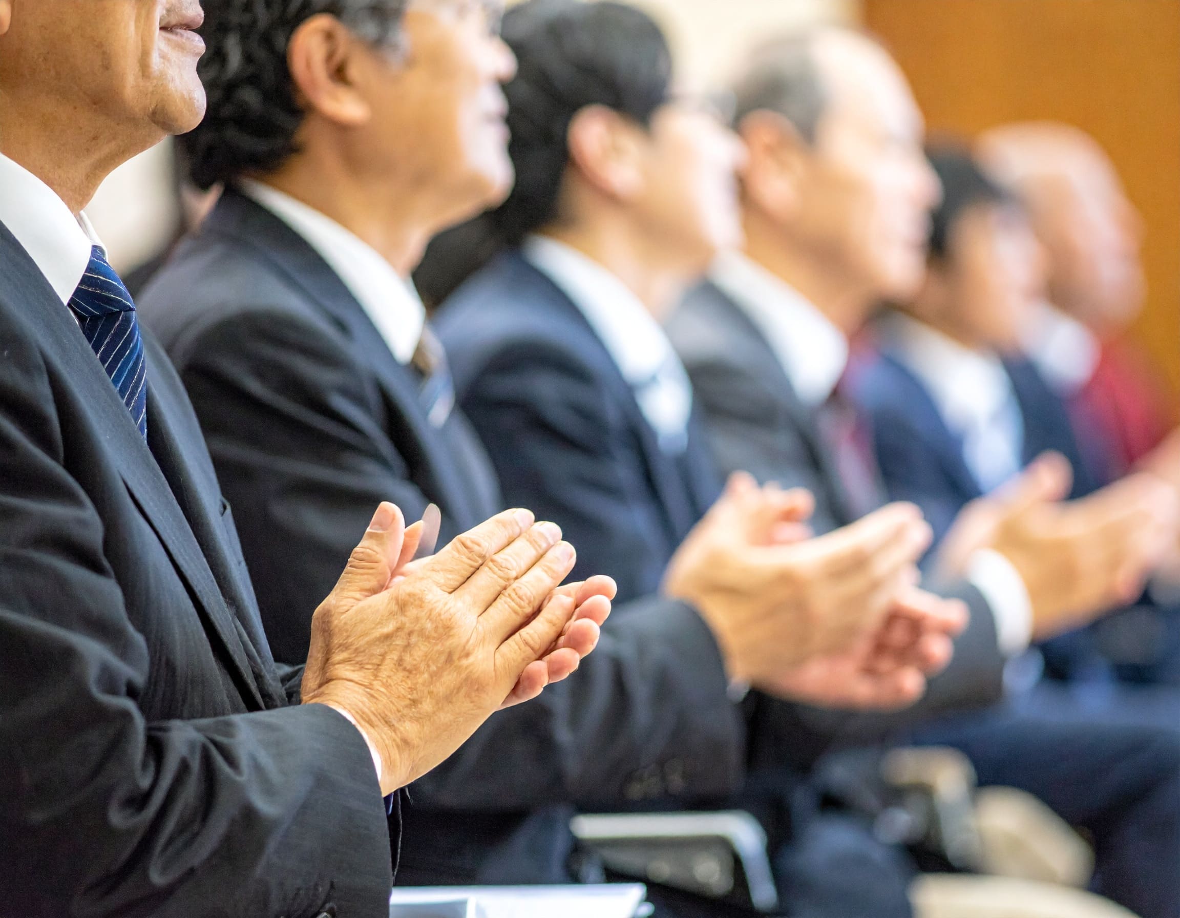 拍手する政治家